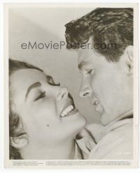9j276 GIANT 8x10 still '56 wonderful romantic close up of Elizabeth Taylor & Rock Hudson!