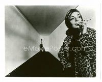 9j303 GRADUATE 8x10 still '68 Dustin Hoffman at end of distorted room, Anne Bancroft