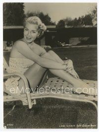 9j403 LANA TURNER 7x9.5 still '50s sexy close up in swimsuit on lounge chair in her yard!
