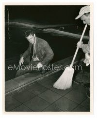 9j652 SUNSET BOULEVARD candid 8x10 still '50 soaking William Holden by edge of pool being swept!