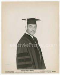 9j662 TEACHER'S PET 8x10 still '58 newspaper editor Clark Gable in college cap & gown!