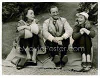 9j160 DAVID NIVEN candid English 7.25x9.5 still '50s sitting on a blanket with two pretty ladies!