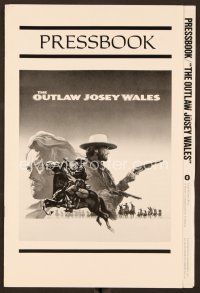 9k323 OUTLAW JOSEY WALES pressbook '76 Clint Eastwood is an army of one, cool artwork!