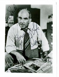 9r120 EDWARD ASNER signed 5x7 REPRO still '90s close up as Lou Grant standing by newspapers!