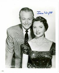 9r190 JANE WYATT signed 8x10 TV still '77 as the perfect mother from Father Knows Best!