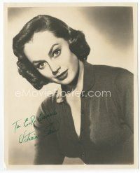 1e283 VICTORIA SHAW signed deluxe 8x10 still '60 waist-high portrait of the pretty actress!