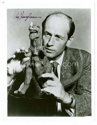 2e280 RAY HARRYHAUSEN signed 8x10 REPRO still '80s great image of the moviemaker with prop dinosaur!
