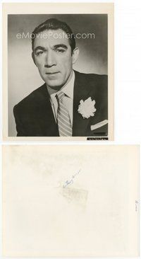 2k075 ANTHONY QUINN 8x10 still '50s great head & shoulders portrait wearing suit & tie!