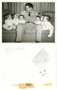 2k344 G.I. BLUES 7x9 news photo '60 smiling Elvis Presley on couch with six babies!