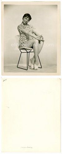 2k690 SHIRLEY MACLAINE deluxe 8x10 still '50s smiling in lawn chair & showing her super sexy legs!