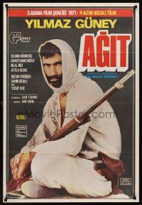3b110 AGIT Turkish '72 great image of tough guy Yilmaz Guney w/guns!