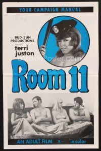 3d202 ROOM 11 pressbook '70 sexy policewoman Terri Juston with two guys and another girl in bed!
