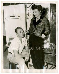 3k379 JEAN PETERS 7.25x9 news photo '50 great image lighting pipe for makeup man on the set!