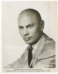 3k671 YUL BRYNNER 8x10 still '57 head & shoulders portrait of the star wearing suit & tie!