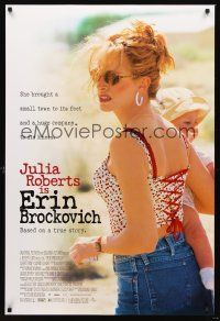 3y293 ERIN BROCKOVICH DS 1sh '00 full-length image of Julia Roberts holding baby, Steven Soderbergh