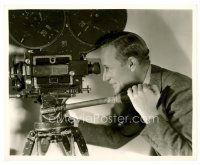 4h389 LESLIE HOWARD candid 8x10 still '30s c/u of the star looking through movie camera by De Voy!