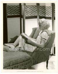 4h692 TOBY WING candid 8x10 still '33 Hollywood's most beautiful chorus girl reading her script!