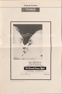 4j329 THOMAS CROWN AFFAIR pressbook '68 Steve McQueen kissing sexy Faye Dunaway!