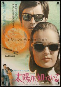 4y509 SWIMMING POOL Japanese '69 La Piscine, Alain Delon & Romy Schneider in sunglasses!