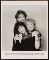 5a029 POSTCARDS FROM THE EDGE presskit '90 great image of Shirley MacLaine & Streep w/sunglasses!