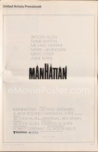 5h358 MANHATTAN pressbook '79 Woody Allen & Mariel Hemingway in New York City by bridge!