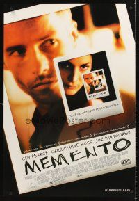 5k511 MEMENTO 1sh '01 Christopher Nolan, great Polaroid images of Guy Pearce & Carrie-Anne Moss!