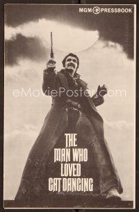 5m382 MAN WHO LOVED CAT DANCING pressbook '73 great full-length image of Burt Reynolds with gun!