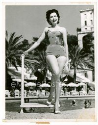 6c081 ANN MILLER 7.25x9 news photo '40s standing by giant swimming pool showing her sexy legs!
