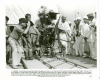 6c306 GANDHI candid 8x10 still #14 '82 director Richard Attenborough filming Ben Kingsley!