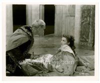 6c351 HAMLET 8x10 still '49 horizontal c/u of Laurence Olivier & Eileen Herlie, Shakespeare classic