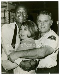 6c386 IN THE HEAT OF THE NIGHT candid 8x10 still '67 Rod Steiger, Lee Grant & Sidney Poitier!