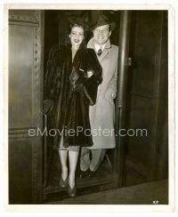 6c478 LORETTA YOUNG 8x10 still '46 full-length getting off train with her husband Tom Lewis!
