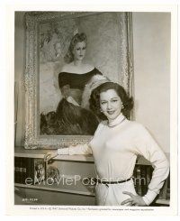 6c502 MARIA MONTEZ candid 8x10 still '50s standing by her portrait painted by Frederick Sprague!