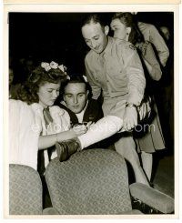 6c682 SHIRLEY TEMPLE 8x10 news photo '44 she's signing the cast of a wounded veteran at a premiere!