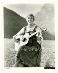 6c704 SOUND OF MUSIC 8x10 still '66 great image of Julie Andrews smiling with guitar!