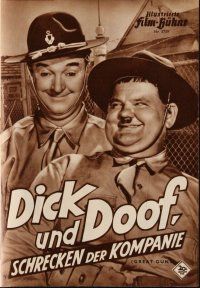 6d204 GREAT GUNS German program '57 many different images of Laurel & Hardy in uniform!