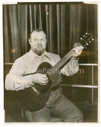 6r121 BURL IVES 8x10 still '40s great image of actor/singer performing with guitar!