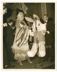 6r346 JAYNE MANSFIELD deluxe candid 8x10 still '60s sexy starlet & huge stuffed bunny on stage!