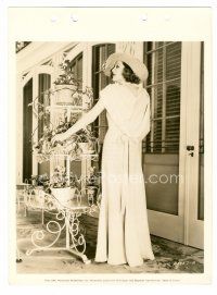 6r402 LORETTA YOUNG candid 8x11 key book still '35 taking a break from filming The Crusades!