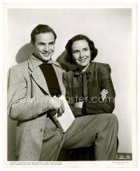 6r442 MEN candid 8x10 still '50 Teresa Wright & Marlon Brando in his first movie, smiling on set!