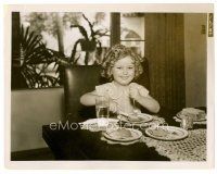 6r610 SHIRLEY TEMPLE candid 8x10 still '30s cute close up of the child actress cutting her food!
