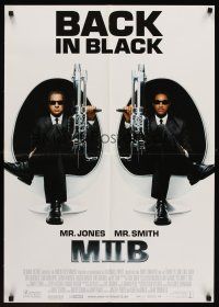 7b431 MEN IN BLACK II DS German '02 great image of Tommy Lee Jones & Will Smith!