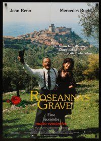 7b447 ROSEANNA'S GRAVE German '97 close-up of Jean Reno & Mercedes Ruehl in country!
