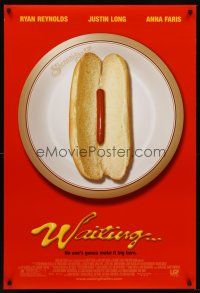 7c682 WAITING... DS 1sh '05 Ryan Reynolds, great image of tiny hotdog & big bun!
