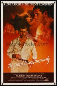 7c715 YEAR OF LIVING DANGEROUSLY 1sh '83 Peter Weir, great artwork of Mel Gibson by Stapleton!