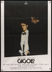 7e377 JUST A GIGOLO Italian 1p '80 different image of David Bowie in tuxedo & butterfly!
