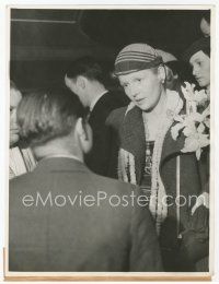 7w193 ANN HARDING 6.5x8.5 news photo '35 being interviewed upon her arrival in Hawaii!