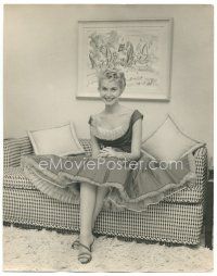 8g185 UNKNOWN ACTRESS deluxe 11x14 still '50s smiling pretty blonde sitting on retro couch!