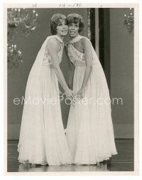 8j150 CAROL BURNETT SHOW TV 7x9 still '75 guest Shirley MacLaine & Carol in matching outfits!