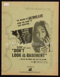 8s363 DON'T LOOK IN THE BASEMENT pressbook '73 psycho slasher, the insane took over the asylum!